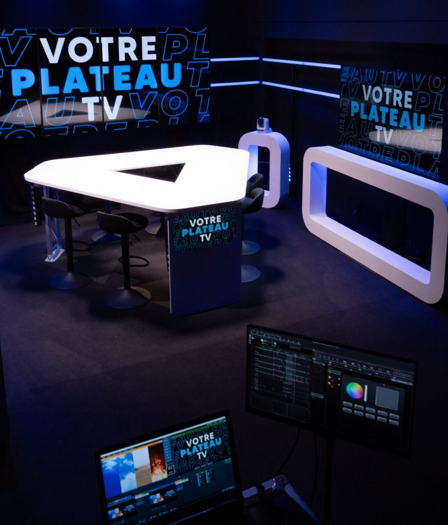 Vue globale du plateau TV avec table, mobilités et ordinateur technique à Bourges, Centre