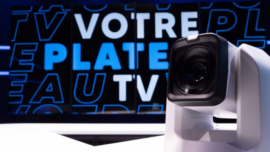 Plateau TV avec caméra PTZ et mur d'images affichant PLATEAU TV en motion design à Bourges, Centre