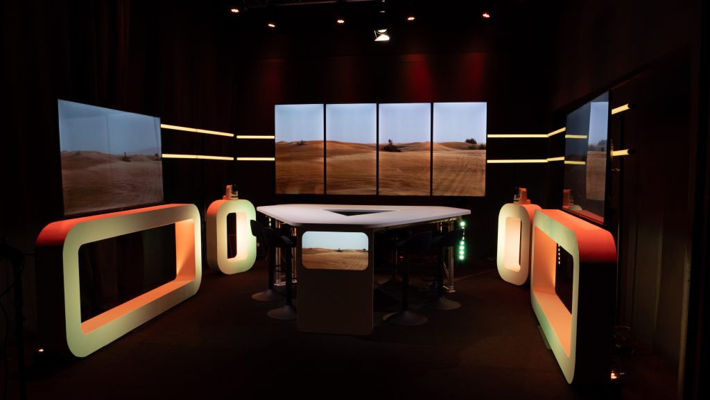 Vue globale personnalisée du plateau TV à Bourges, Centre, avec une ambiance couleur désert